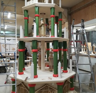 Stufenpyramide im Aufbau: In unserer Werkstatt entsteht dieses ganz einmalige Stück „Erzgebirge“