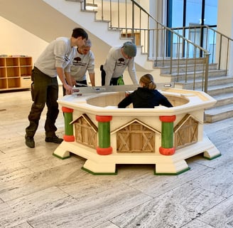 das Team von Massivholz Design beim Aufbau der großen Pyramide im Sächsischen Landtag