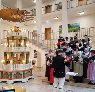 festliche Einweihung der großen Stufenpyramide im Sächsischen Landtag
