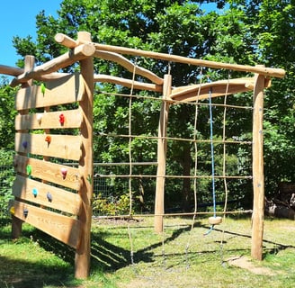 Spielplatz aus Holz mit Kletterwand für privat