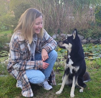 Frau mit Hund in Kommunikation, Harmonische Bindung, Mensch-Hund-Beziehung, Alltag mit Hund