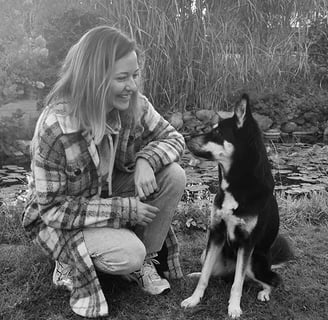 Frau mit Hund in Kommunikation, Harmonische Bindung, Mensch-Hund-Beziehung, Alltag mit Hund