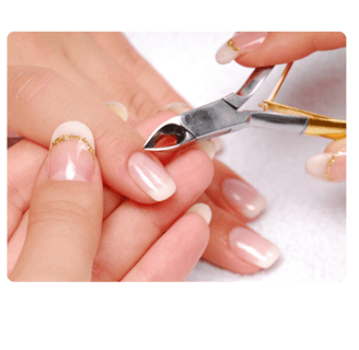 mãos de uma mulher com uma manicure bem cuidada com um alicate cutícula afiado