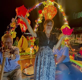 Du khách thả hoa đăng trên thuyền thúng