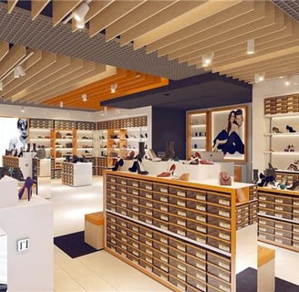 uma loja com vários calçados e bolsas