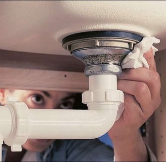Réparation rapide d'une fuite sous évier