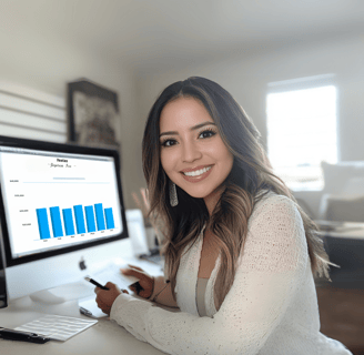 Mujer emprendedora sonriente analiza gráficas en su computadora, representa estrategia, crecimiento y toma de decisiones digi