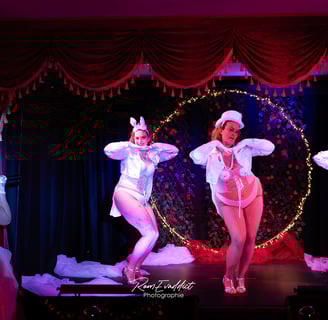 Cabaret, cols plumes, paillettes, talons strass, danseuse, showgirl, public, éventails, burlesque