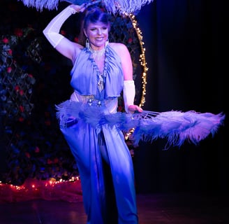 Cabaret, cols plumes, paillettes, talons strass, danseuse, showgirl, public, spectateur, burlesque