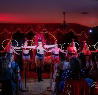 Cabaret, cols plumes, paillettes, talons strass, danseuse, showgirl, public, éventails, burlesque