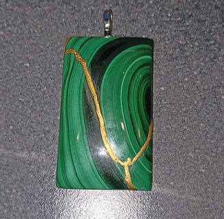 Pendentif en malachite réparé par la technique du Kintsugi