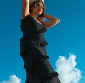 fotografía profesional de una modelo en una sesión de moda con temática veraniega