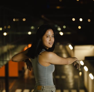 fotografía en ambiente urbano de una modelo y fondo difuminado