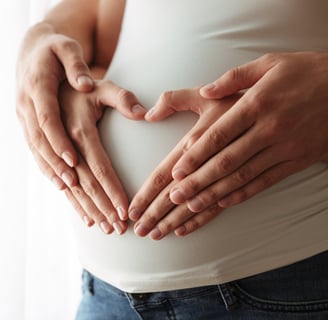 femme enceinte, mains sur le ventre en forme de coeur