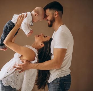 famille heureuse composée de maman, papa et bébé