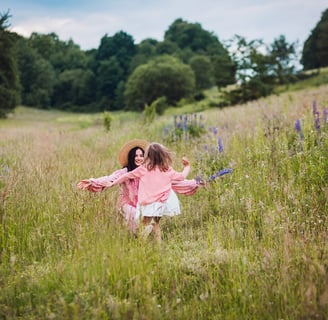 une maman et sa fille épanouies dans la nature