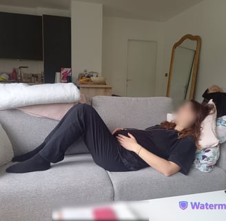 femme enceinte faisant de la sophrologie, de la relaxation