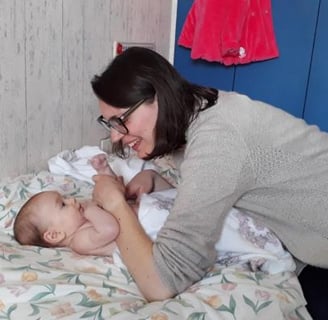 maman heureuse avec son bébé mignon