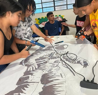 Criação artística – Aluno desenvolve obra individual em stencil.