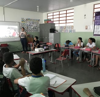 Amanda Amorim, apresenta videos de intervenções da técnica Lambe-Lambe.