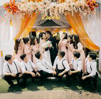Foto oleh Toàn Văn: https://www.pexels.com/id-id/foto/cinta-orang-orang-bunga-bunga-laki-laki-137062