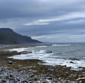 Les Méchins, fleuve, plage.