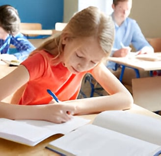 niña estudiando