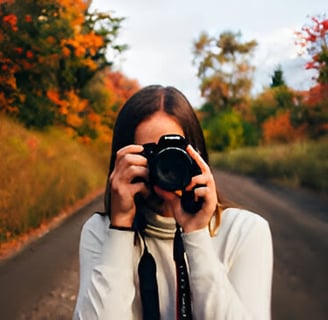 mujer tomando fotos