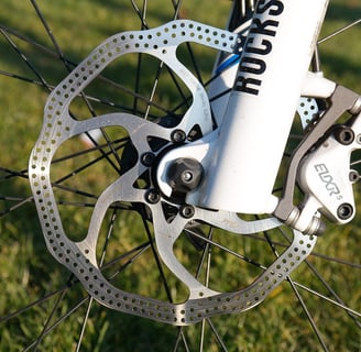 a bicycle with a break disc rockshoks