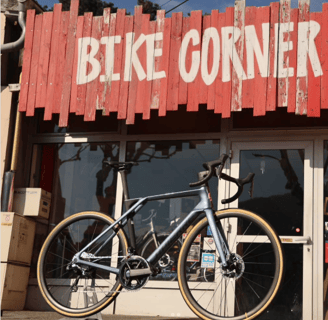 Image d'un vélo de route de la marque lapierre devant le magasin bike corner sisteron