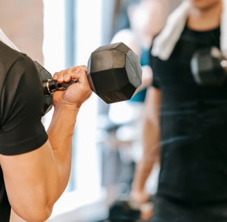 A imagem, feita em ambiente de academia, representa práticas de força que podem integrar rotinas de HIIT — treino de alta int