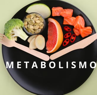 Prato preto com alimentos que ajudam a acelerar o metabolismo, como salmão, brócolis, gengibre, pimenta, toranja, maçã verde