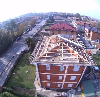 un tetto di un edificio in ristrutturazione