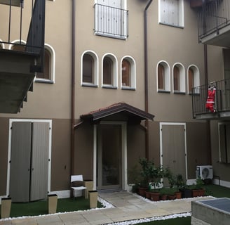 foto di ingresso di una corte ristrutturata
