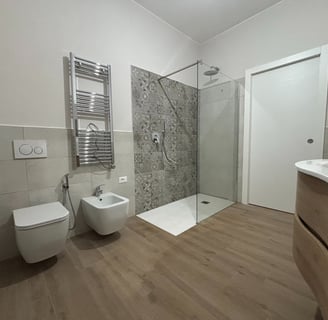 foto di un bagno moderno ristrutturato