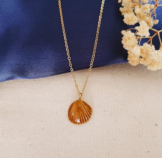 collier avec pendentif en céramique forme coquillage