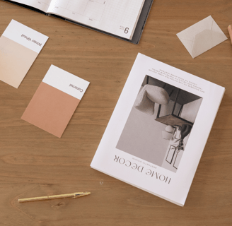 Échantillons de couleurs et supports de design sur une table en bois.