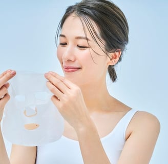 uma moça colocando uma mascara facial