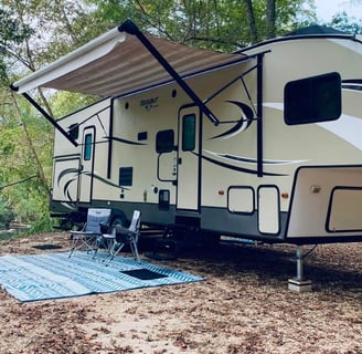 Lightning RV Rentals of Louisiana | Travel Trailer Rentals | Fifth Wheel Camper Rentals