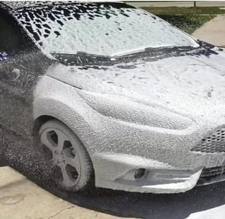 Turtle Wax Cherry Snow Foam 53111 – Thick, cherry-scented car shampoo for deep cleaning and streak-free results.