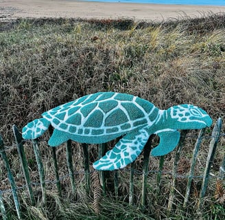 Photos d'un tapis tufté à la main en forme de tortue, turquoise et blanc