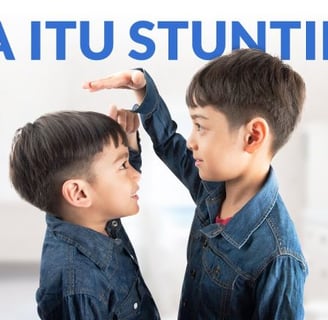 dua anak yang sedang mengukur tinggi badan masing masing