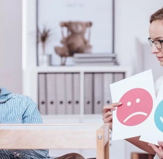 seorang anak berkebutuhan khusus atau autisme yang sedang diterapi