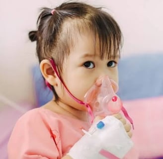 anak kecil yang sedang menghirup oksigen karena menderita pneumonia