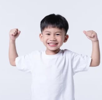 seorang anak berbaju outih dengan senyum yang menandakan kondisi yang sehat dan kuat