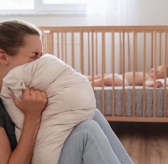 seorang ibu yang mengalami baby blues pasca melahirkan