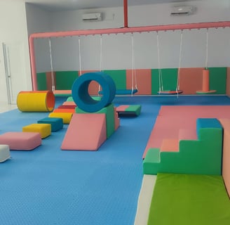 ruang terapi SI dan kolam bola warna warni