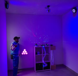 ruang snoezelen dengan warna warni