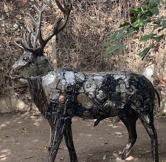 Cerf grandeur nature en métal recyclé, œuvre originale de Moussa Fofana exposée à Dakar