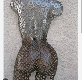 Sculpture artistique en métal représentant un torse humain féminin fabriqué à partir de rondelles